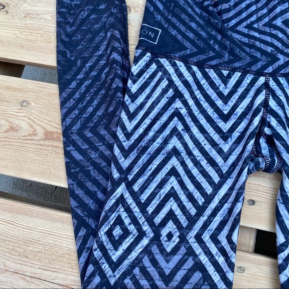 ✨RARE VINTAGE NIYAMA SOL + TRUFUSION BATIK OMBRÉ GEOMETRIC ENDLESS LEGGING M - Picture 4 of 13
